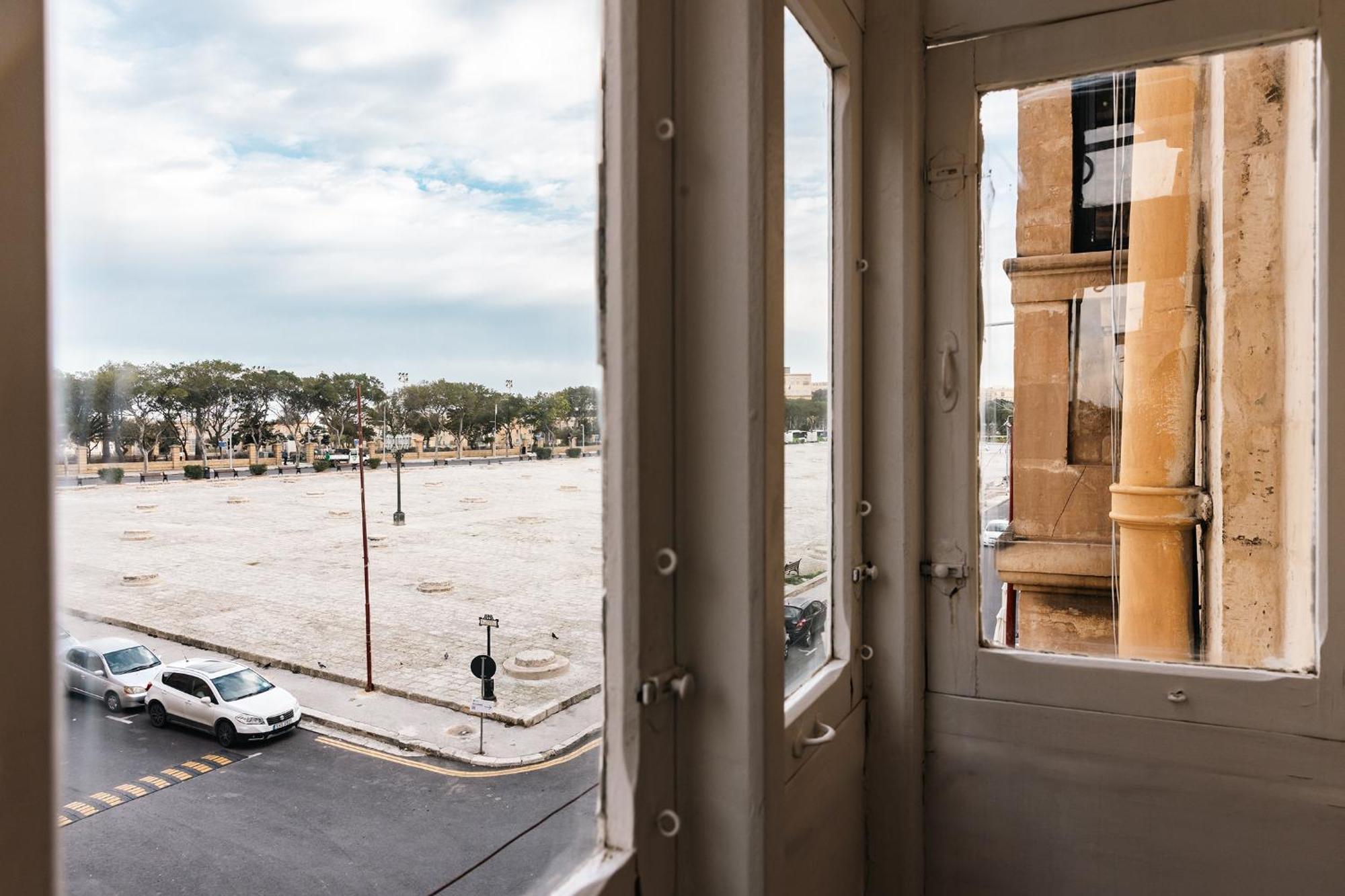 Florette Suite Designer Finish With Stunning Lounge Terrace By Arcobnb Il Furjana Bagian luar foto