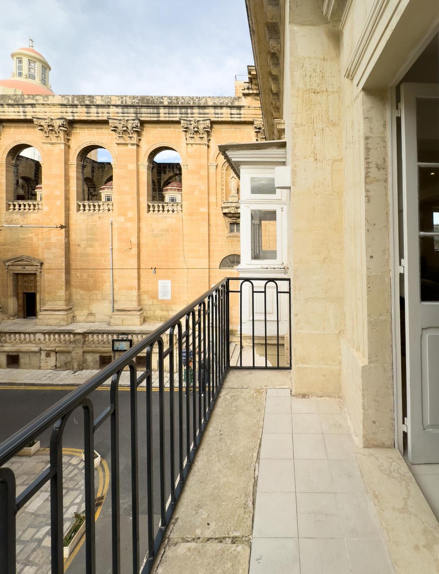 Florette Suite Designer Finish With Stunning Lounge Terrace By Arcobnb Il Furjana Bagian luar foto